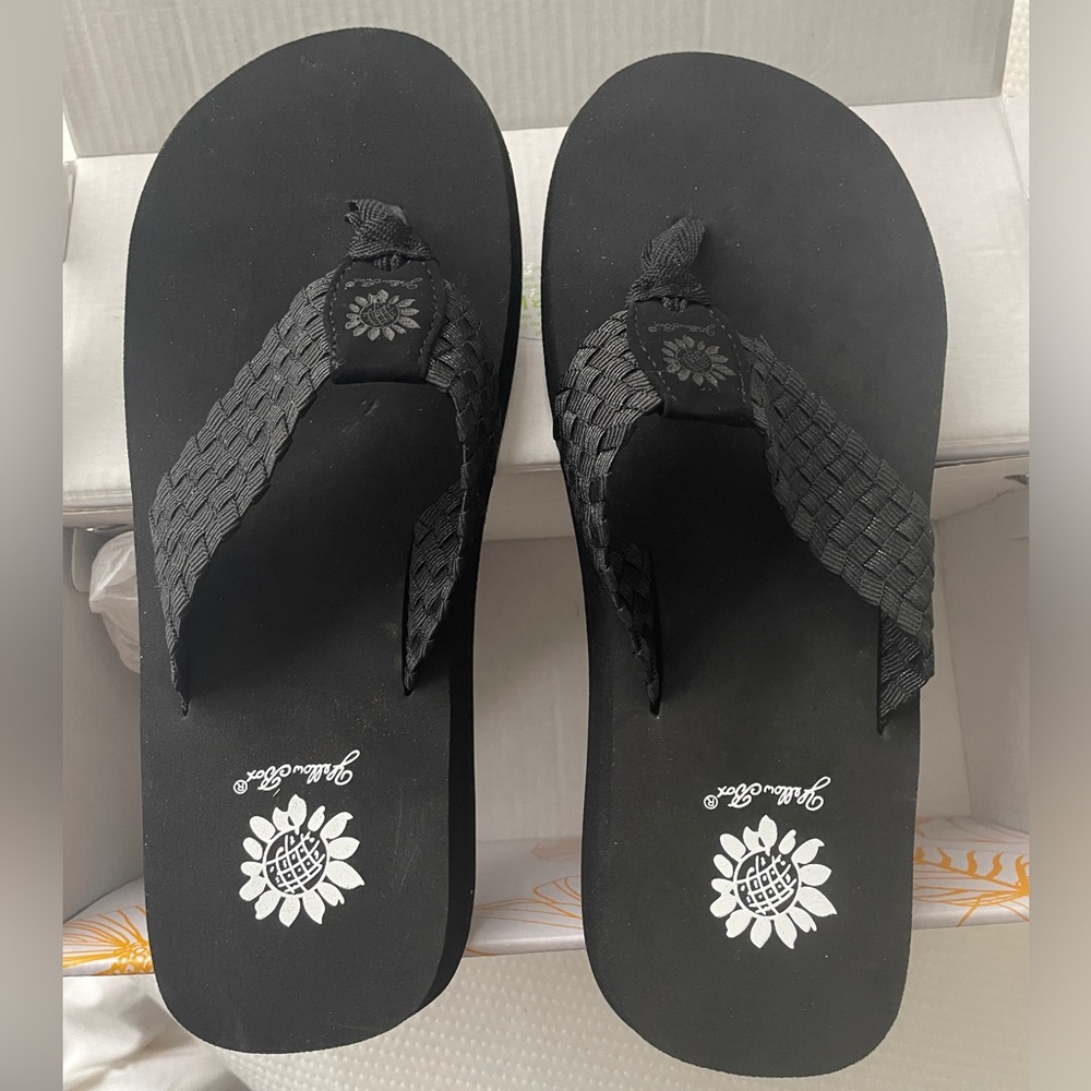 Yellow Box Soleil Black Metallic Flip Flops sz 6.5 NIB